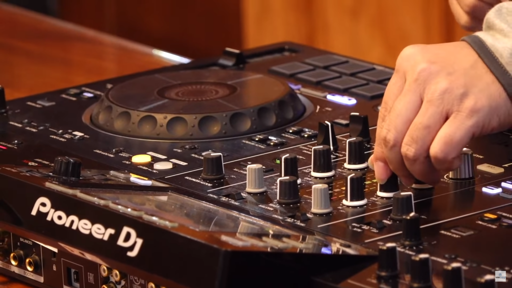 DJ thử chơi nhạc 