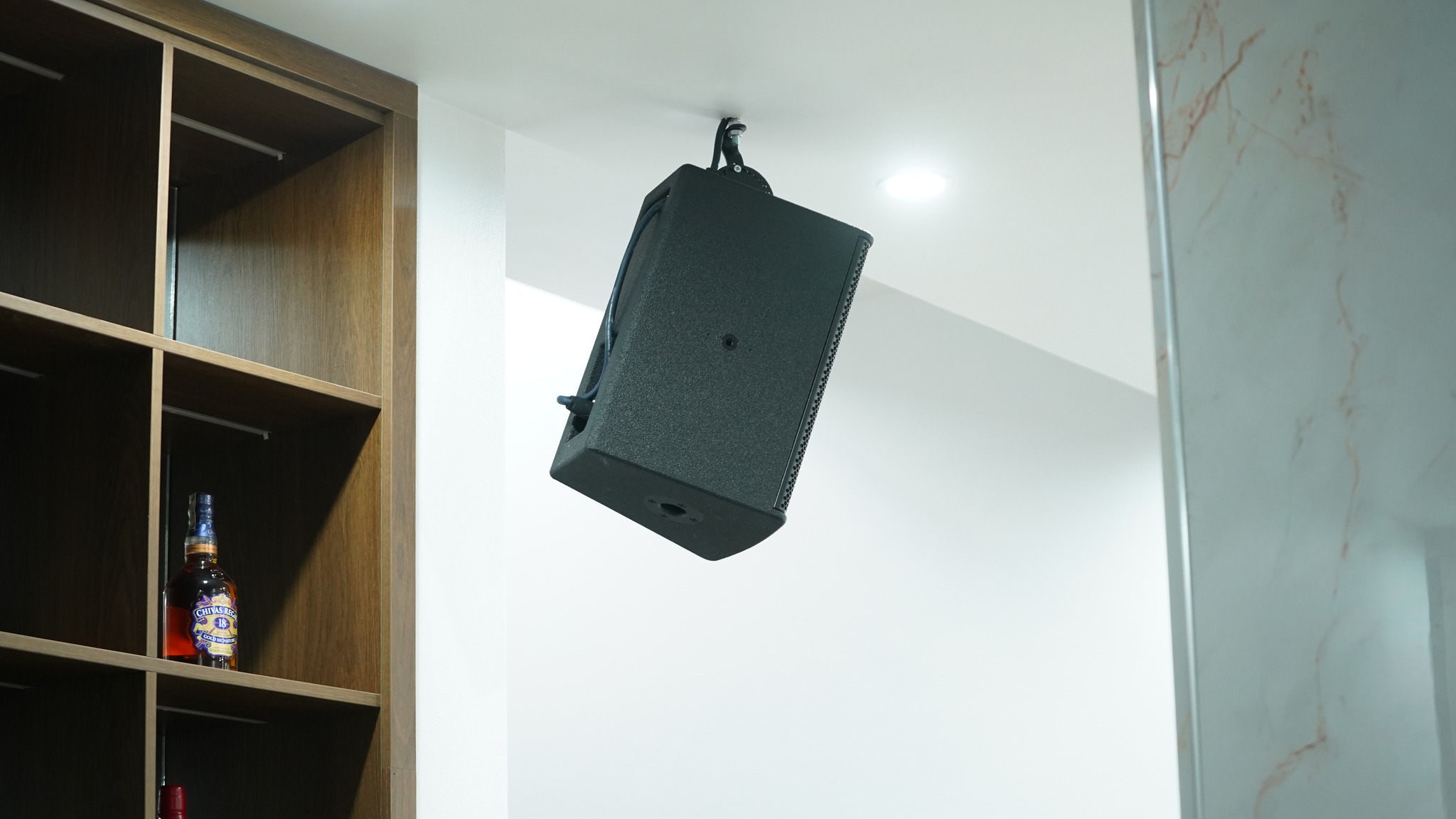 Loa PISA S8 thiết kế nhỏ gọn cho phòng khách sang trọng